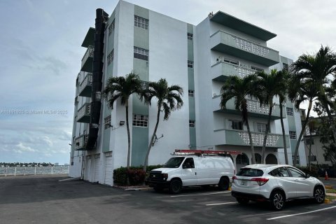 Condo in Miami, Florida, 1 bedroom  № 1946201 - photo 2