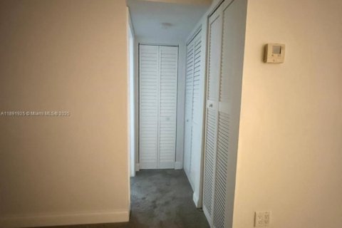 Condo in Miami, Florida, 1 bedroom  № 1946201 - photo 10