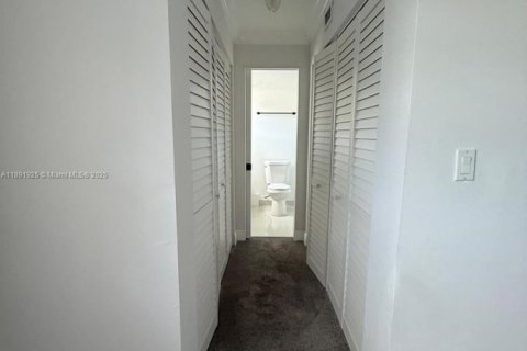 Condo in Miami, Florida, 1 bedroom  № 1946201 - photo 12