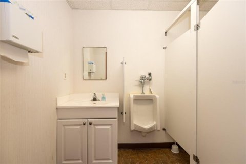 Commercial property in New Smyrna Beach, Florida 561.32 sq.m. № 2204020 - photo 24