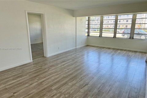 Купить кондоминиум в Майами, Флорида 2 спальни, 103.68м2, № 2153897 - фото 14