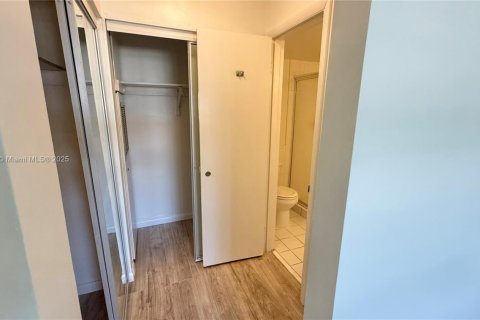 Купить кондоминиум в Майами, Флорида 2 спальни, 103.68м2, № 2153897 - фото 23