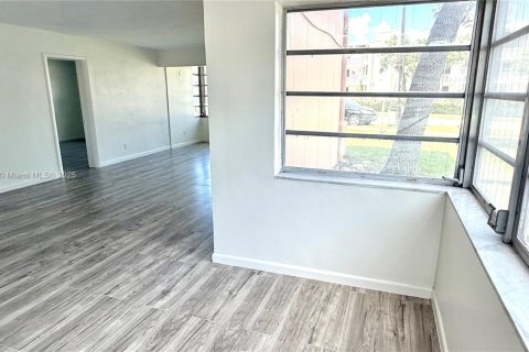 Купить кондоминиум в Майами, Флорида 2 спальни, 103.68м2, № 2153897 - фото 12