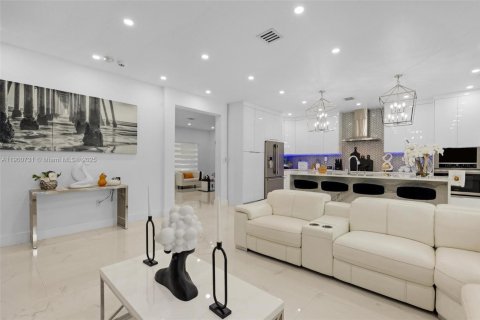 Casa en alquiler en Miami, Florida, 4 dormitorios, 246.66 m2 № 1951993 - foto 30