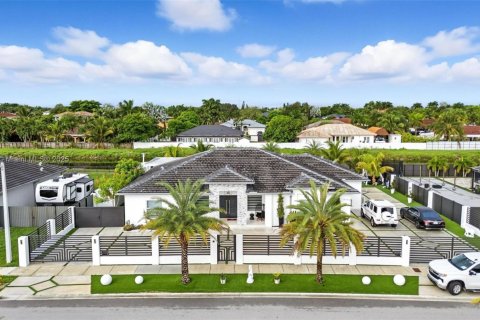 Casa en alquiler en Miami, Florida, 4 dormitorios, 246.66 m2 № 1951993 - foto 1