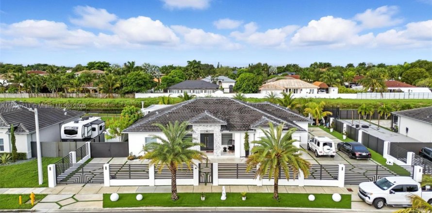 Casa en Miami, Florida 4 dormitorios, 246.66 m2 № 1951993