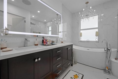 Casa en alquiler en Miami, Florida, 4 dormitorios, 246.66 m2 № 1951993 - foto 12