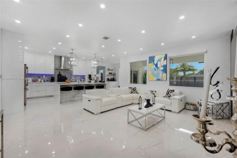 Casa en alquiler en Miami, Florida, 4 dormitorios, 246.66 m2 № 1951993 - foto 24