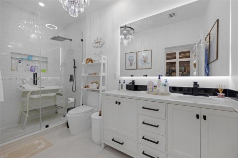 Casa en alquiler en Miami, Florida, 4 dormitorios, 246.66 m2 № 1951993 - foto 19