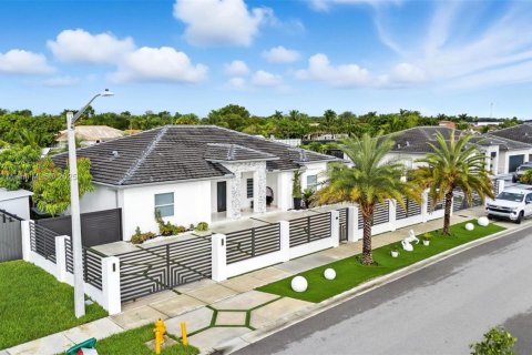 Casa en alquiler en Miami, Florida, 4 dormitorios, 246.66 m2 № 1951993 - foto 2