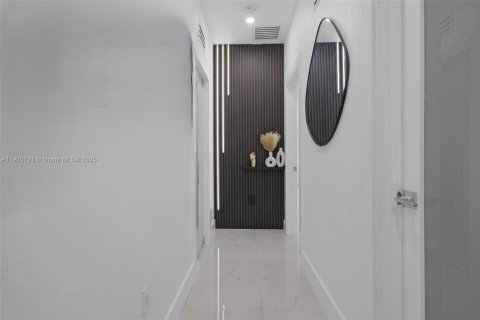 Casa en alquiler en Miami, Florida, 4 dormitorios, 246.66 m2 № 1951993 - foto 15