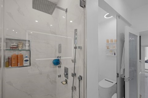 Casa en alquiler en Miami, Florida, 4 dormitorios, 246.66 m2 № 1951993 - foto 14