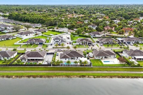 Casa en alquiler en Miami, Florida, 4 dormitorios, 246.66 m2 № 1951993 - foto 6