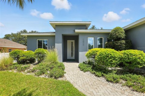 House in Winter Garden, Florida 4 bedrooms, 197.42 sq.m. № 2122318 - photo 2