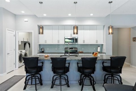 House in Winter Garden, Florida 4 bedrooms, 197.42 sq.m. № 2122318 - photo 9