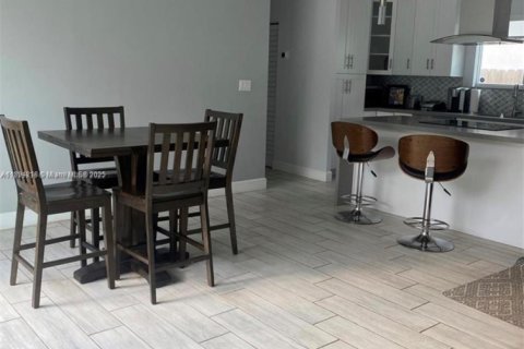 Снять в аренду виллу или дом в Майами, Флорида 3 спальни, 145.67м2, № 1946070 - фото 3