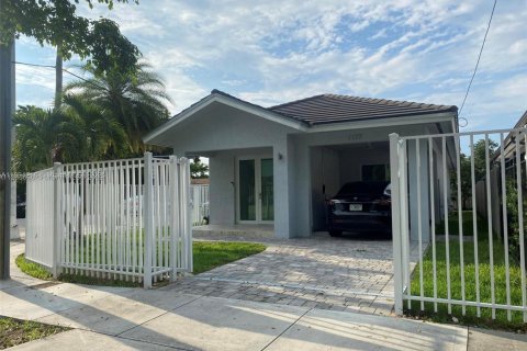 Снять в аренду виллу или дом в Майами, Флорида 3 спальни, 145.67м2, № 1946070 - фото 1