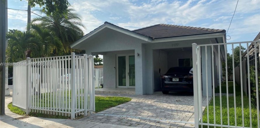 Дом в Майами, Флорида 3 спальни, 145.67м2 № 1946070