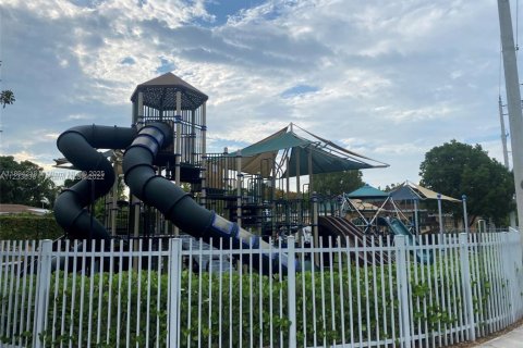 Снять в аренду виллу или дом в Майами, Флорида 3 спальни, 145.67м2, № 1946070 - фото 7