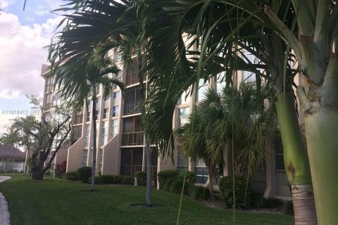 Condominio en Hallandale Beach, Florida, 2 dormitorios  № 2054211