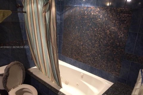 Condominio en alquiler en Hallandale Beach, Florida, 2 dormitorios, 111.48 m2 № 2054211 - foto 12