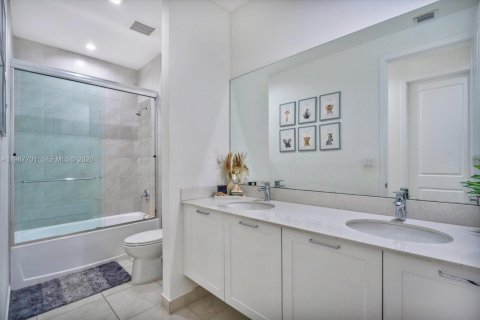 Casa en venta en Doral, Florida, 4 dormitorios, 265.98 m2 № 2048977 - foto 16