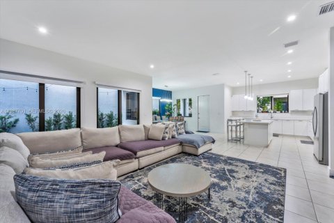 Casa en venta en Doral, Florida, 4 dormitorios, 265.98 m2 № 2048977 - foto 3