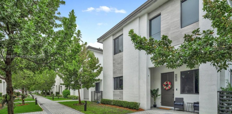 Casa en Doral, Florida 4 dormitorios, 265.98 m2 № 2048977