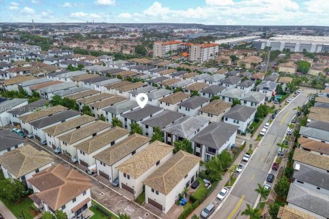 Casa en venta en Doral, Florida, 4 dormitorios, 265.98 m2 № 2048977 - foto 30