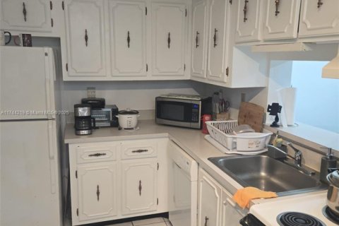 Снять в аренду квартиру в Майами, Флорида 1 спальня, 70.23м2, № 1985122 - фото 1