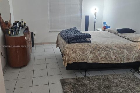 Снять в аренду квартиру в Майами, Флорида 1 спальня, 70.23м2, № 1985122 - фото 2