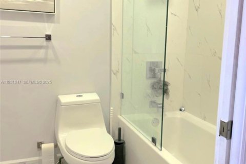 Condominio en venta en Miami, Florida, 2 dormitorios, 100.89 m2 № 2034626 - foto 11