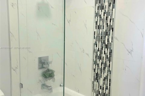 Condominio en venta en Miami, Florida, 2 dormitorios, 100.89 m2 № 2034626 - foto 12