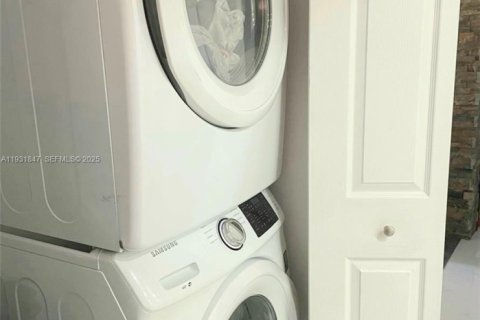 Condominio en venta en Miami, Florida, 2 dormitorios, 100.89 m2 № 2034626 - foto 17