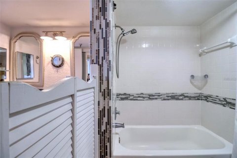 Condo in Hudson, Florida, 1 bedroom  № 2102906 - photo 14