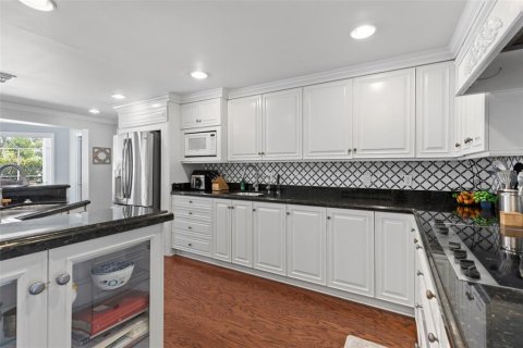 House in Brandon, Florida 4 bedrooms, 411.93 sq.m. № 2353195 - photo 19