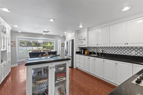 House in Brandon, Florida 4 bedrooms, 411.93 sq.m. № 2353195 - photo 20