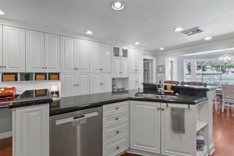 House in Brandon, Florida 4 bedrooms, 411.93 sq.m. № 2353195 - photo 18