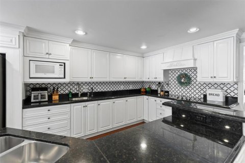 House in Brandon, Florida 4 bedrooms, 411.93 sq.m. № 2353195 - photo 17