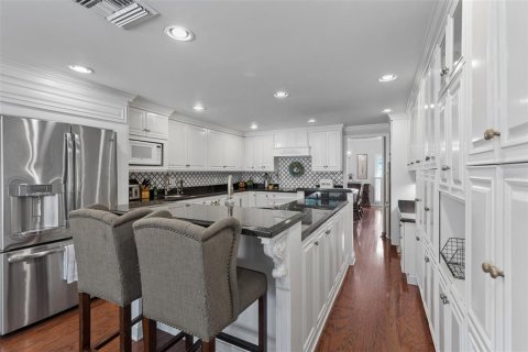 House in Brandon, Florida 4 bedrooms, 411.93 sq.m. № 2353195 - photo 21
