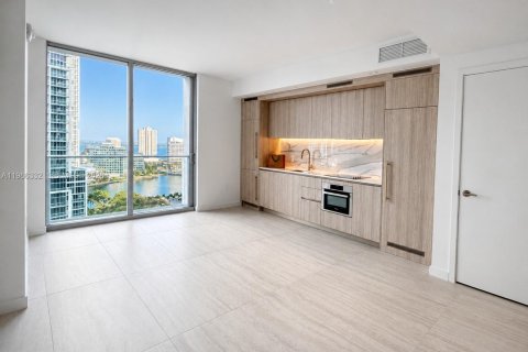 Condo in Miami, Florida, 1 bedroom  № 2272370 - photo 21