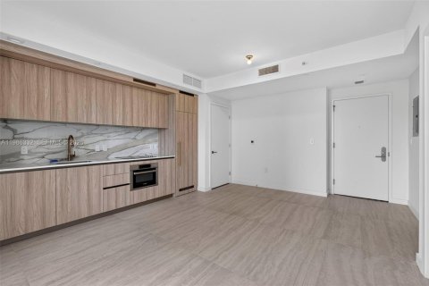 Condo in Miami, Florida, 1 bedroom  № 2272370 - photo 7