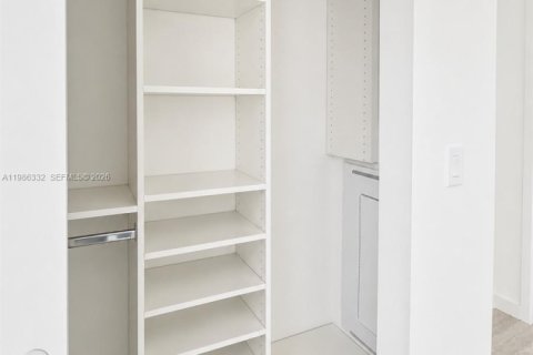 Condo in Miami, Florida, 1 bedroom  № 2272370 - photo 19