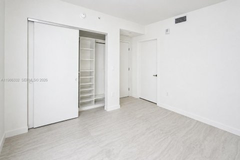 Condo in Miami, Florida, 1 bedroom  № 2272370 - photo 14