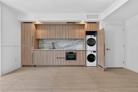 Condo in Miami, Florida, 1 bedroom  № 2272370 - photo 11