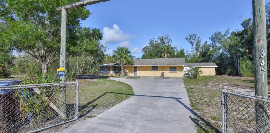 House in Wimauma, Florida 3 bedrooms, 149.76 sq.m. № 2131574