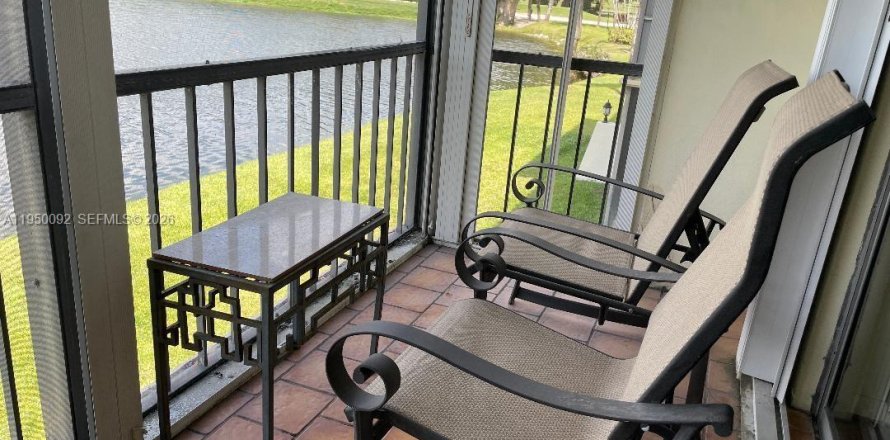 Condominio en Pembroke Pines, Florida, 2 dormitorios  № 2006745