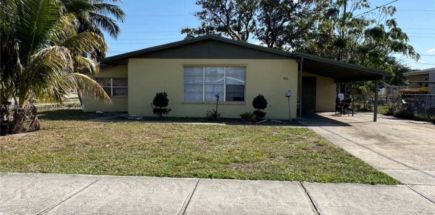 House in Pompano Beach, Florida 3 bedrooms, 94.76 sq.m. № 2069130