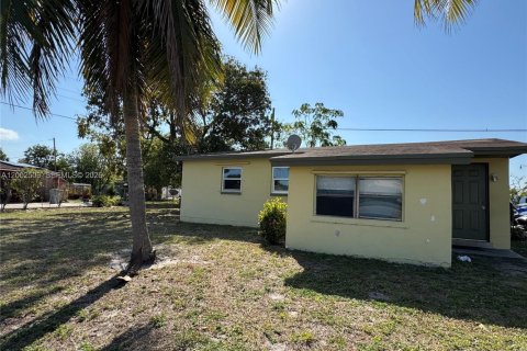 House in Pompano Beach, Florida 3 bedrooms, 94.76 sq.m. № 2069130 - photo 3