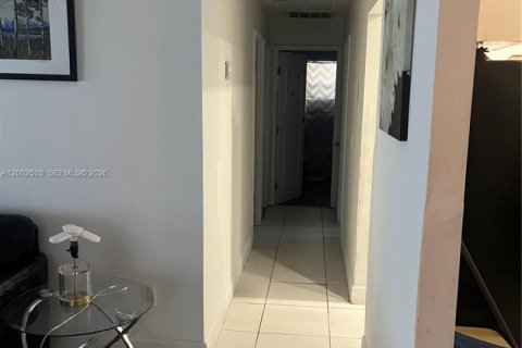 House in Pompano Beach, Florida 3 bedrooms, 94.76 sq.m. № 2069130 - photo 6